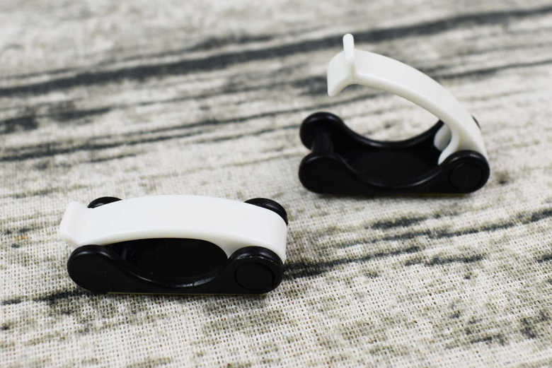 セリア人気商品「粘着テープ開閉フック2個入」のアップ画像