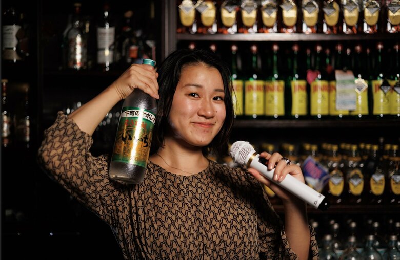 「スナック水中」ママの坂根千里さん