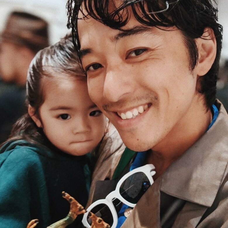 クリエイティブディレクターとして活動する小橋賢児さんと息子さんとの親子ショット