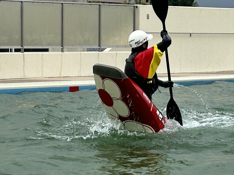 国内にいる際は八王子市立第七小学校の屋上プールで練習に励む