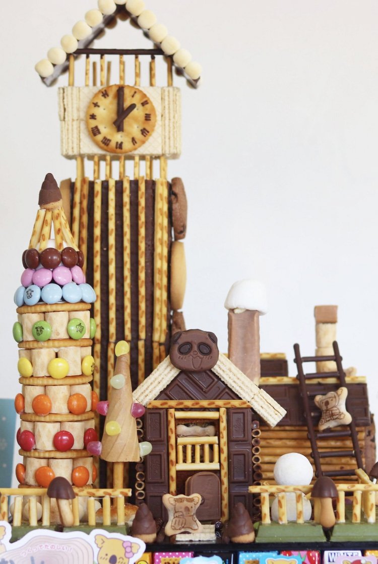 チョコや市販のお菓子をも使って作りあげた街。「将来的にはチョコ細工で大規模な街を作りたい」