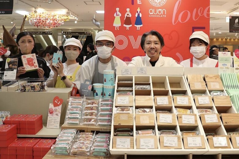 百貨店のバレンタインなどの催事中は、なるべく店頭に立って、お客様とコミュニケーションを取るようにしている