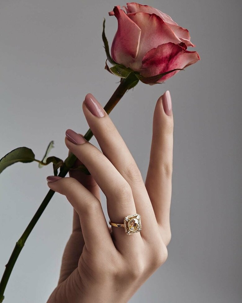 永瀬さんの陶器のように美しい手…！指先の繊細な表現力はバレエで培ったそう