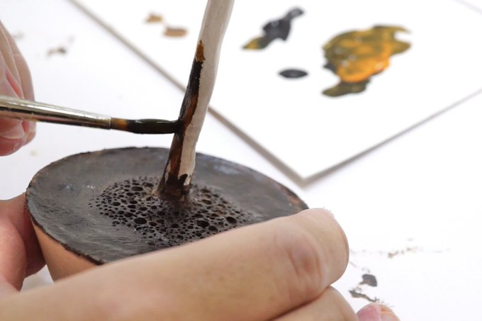 「注がれたコーヒー」の制作風景（3/6）アクリル絵の具とツヤ出しのニスを使って着色する