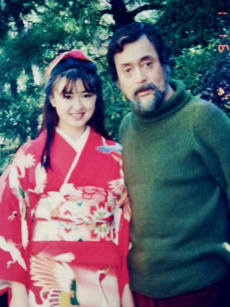 成人の日、お母さまから譲り受けた振袖を着た赤間さん。わが子のようにかわいがってくれた仲代達矢さんと