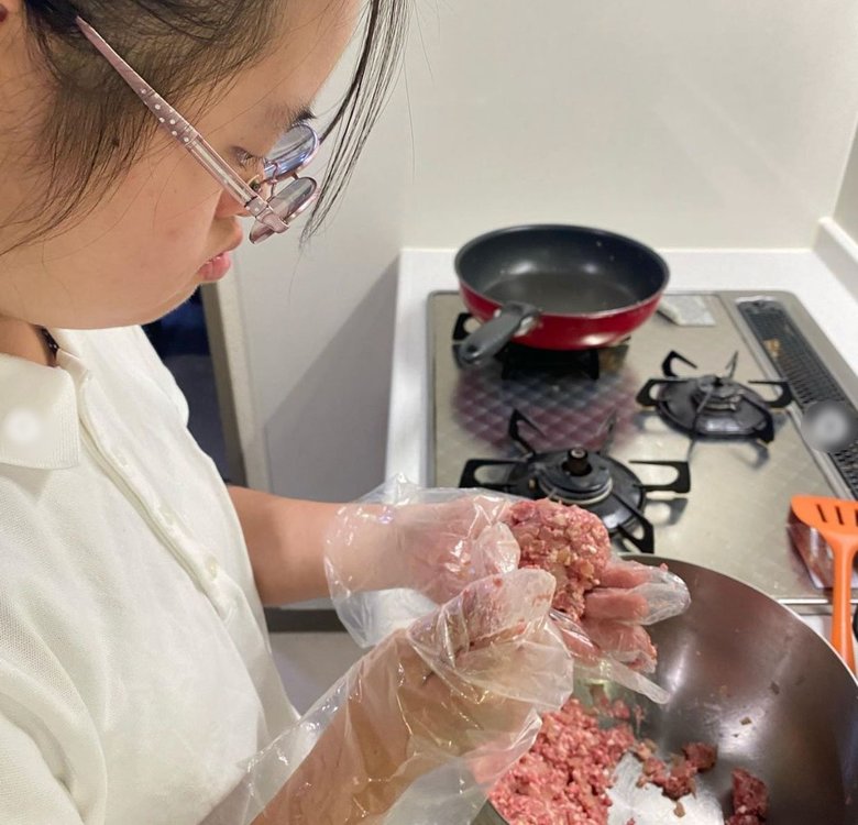 真奈見さんの誕生日にハンバーグ作り、真剣！