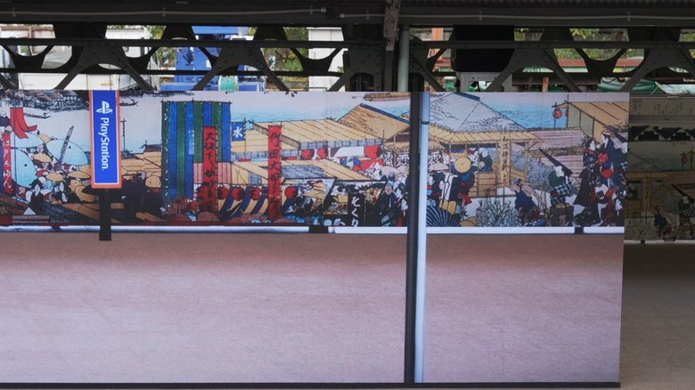 JR両国駅とLEDモニターを馴染ませるため、構内と同じ浮世絵の装飾を映像に導入した