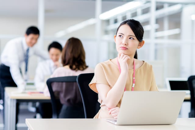 悩む新入社員（イメージ）