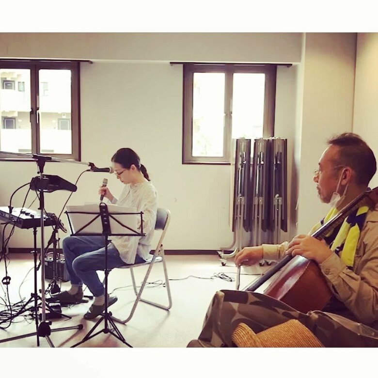 たびたび共演するチェロの四家卯大さんと、2023年の朗読ライブのリハーサル