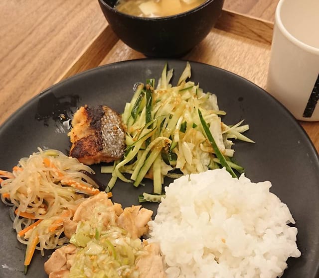 食事は個別に盛り付け「盛られたものは食べきる」がルール