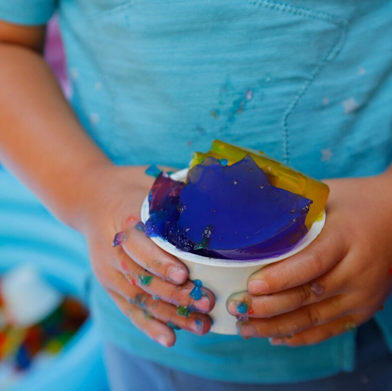 色をつけた寒天で遊ぶ子ども。洋服は汚してもそのまま返してOK