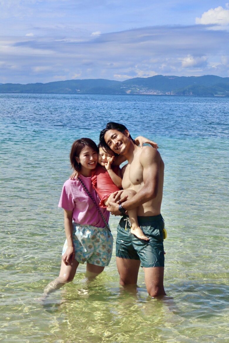 長崎の海で家族3人ショット