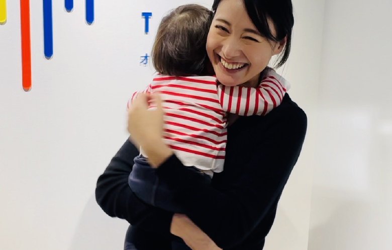 休日に子どもと一緒に穏やかな時間をすごす小川さん