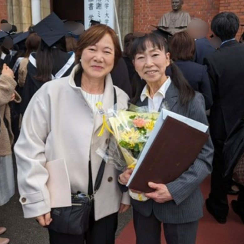 長崎純心女子大学院では心理学を学んだ。卒業式に教授と一緒に