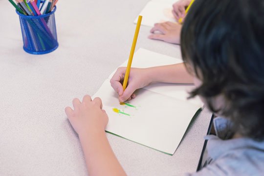 塾で勉強する子ども