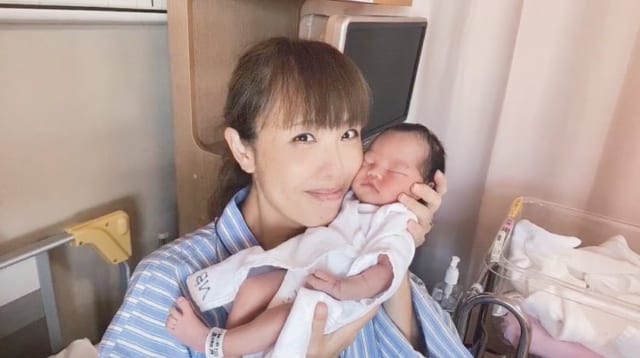 第12子の愛音(ねね)ちゃんを出産直後のHISAKOさん