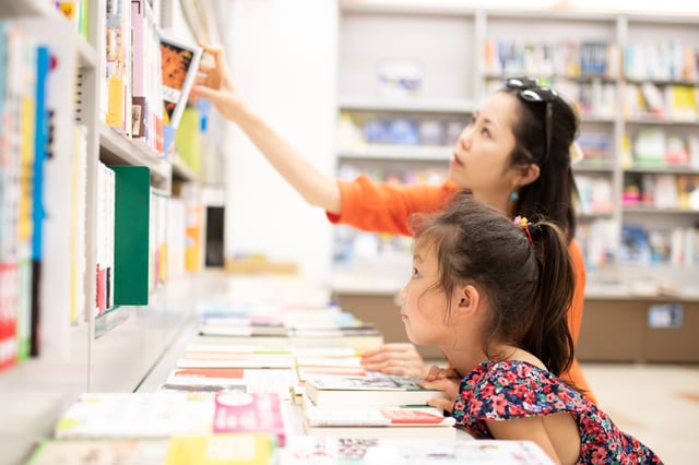 参考書を探す親子