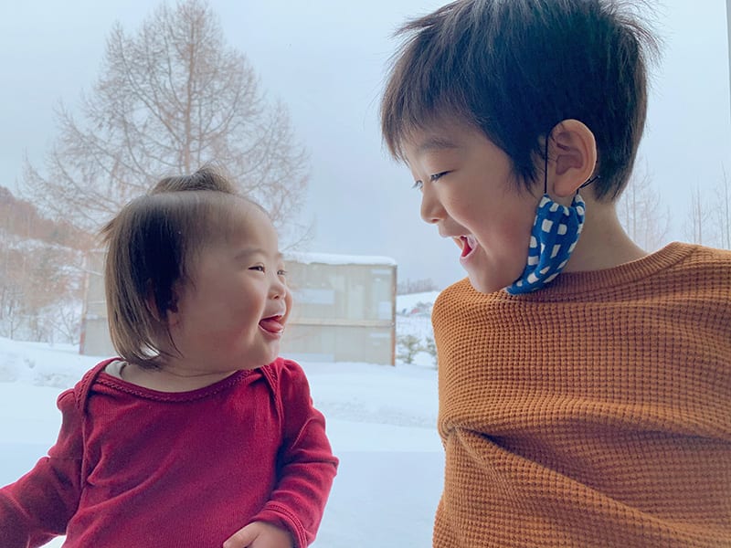 ダウン症を持つ愛子ちゃんとお兄ちゃん