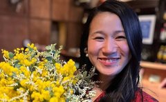 「新卒カードをふいにしてでも」一橋大学卒からママになったスナックに「若者が集まる訳」