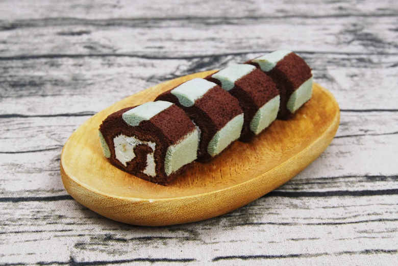 ローソンの人気スイーツ「冷やしてもおいしいチョコミントロール 4個入」の実物画像