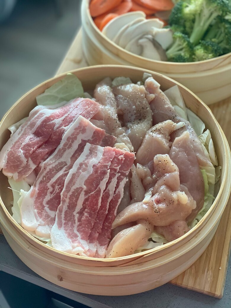 海外で初挑戦したという、せいろを使った蒸し料理「お肉も野菜もヘルシーに」