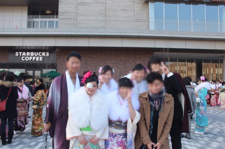 白い眼帯姿で成人式に臨んだ多田さん（左端手前）。「眼帯が目立つので集合写真は苦手だった」と振り返ります（画像の一部を加工しています）