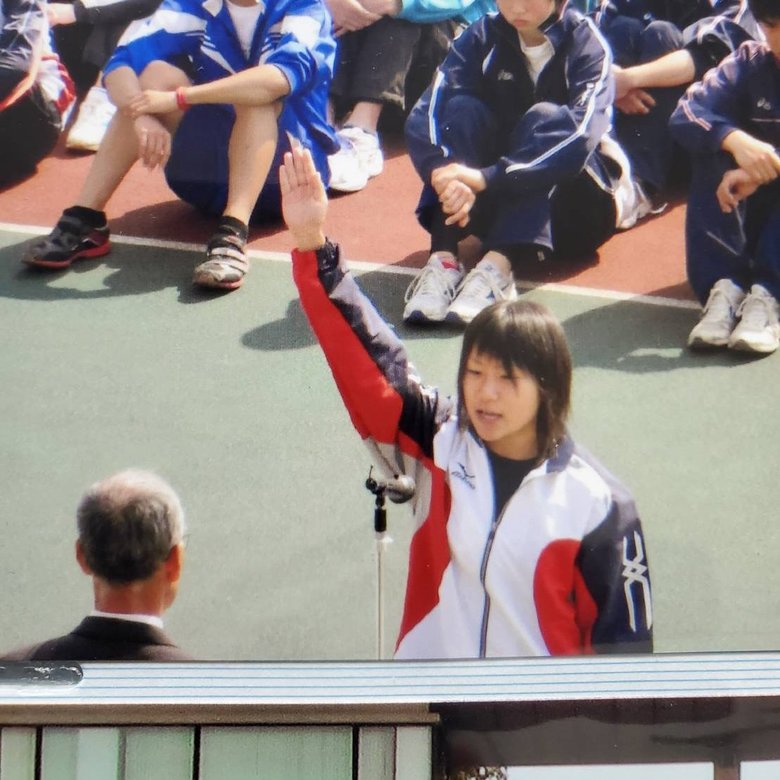 凛とした表情で選手宣誓をする中学2年生のころの信子さん