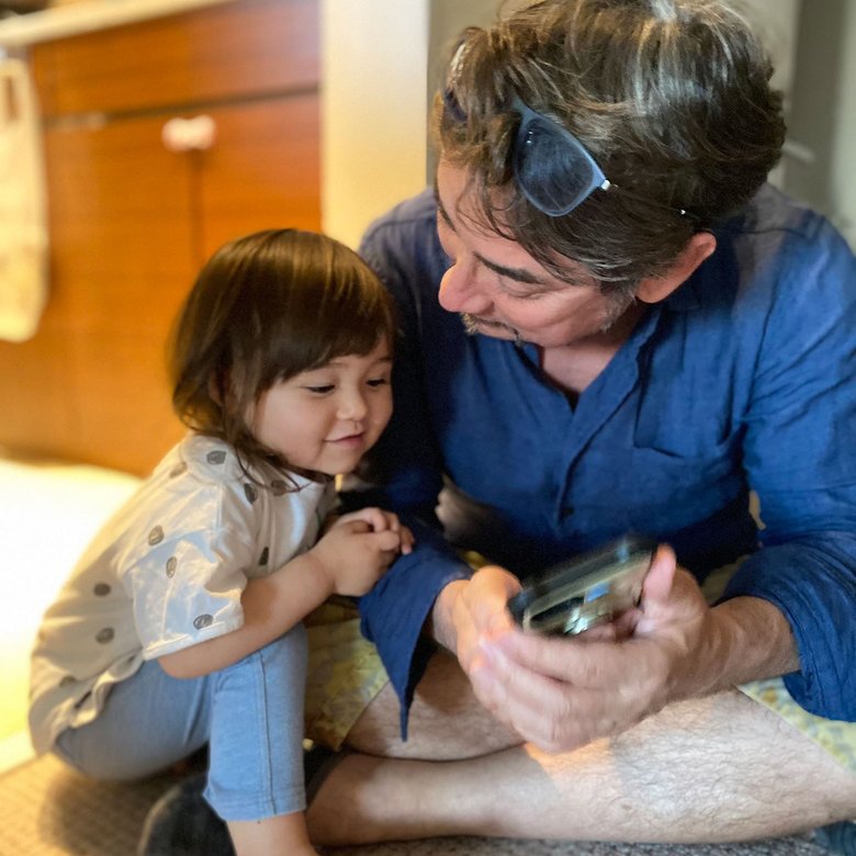 娘さんとくつろぐクリス・ペプラーさん