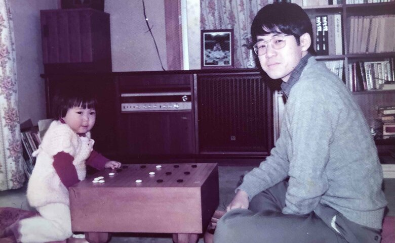 父と碁盤に向かう1歳の小林さん