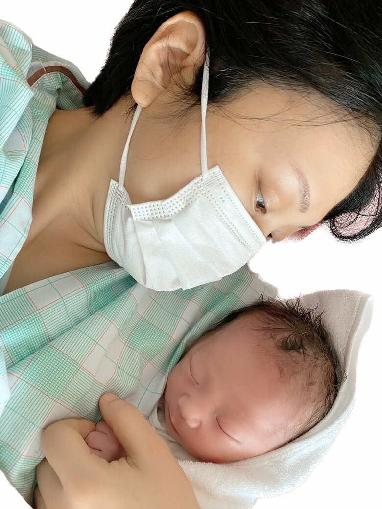 産後すぐのころ、生まれたての長男を抱いて