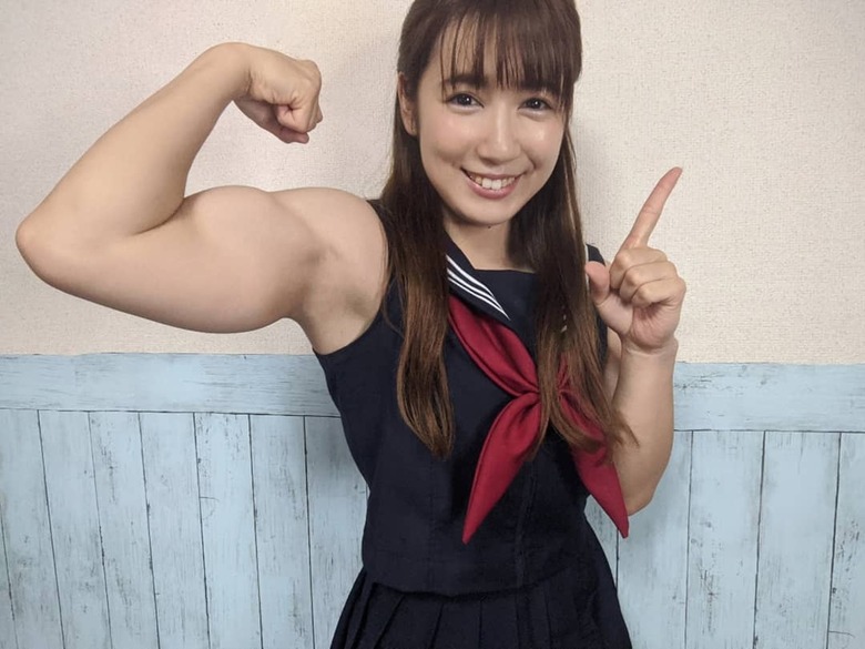 セーラー服から溢れ出る筋肉