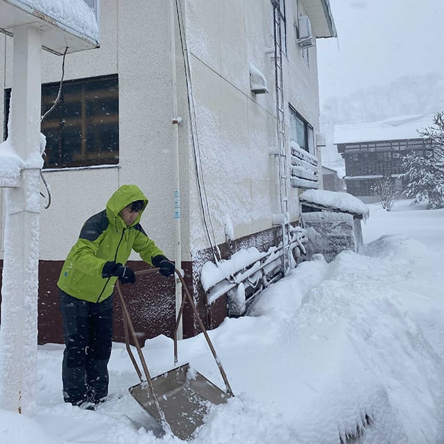 冬の日課の雪かきをする角谷さん。1日で70〜80cm積もることもあるという。