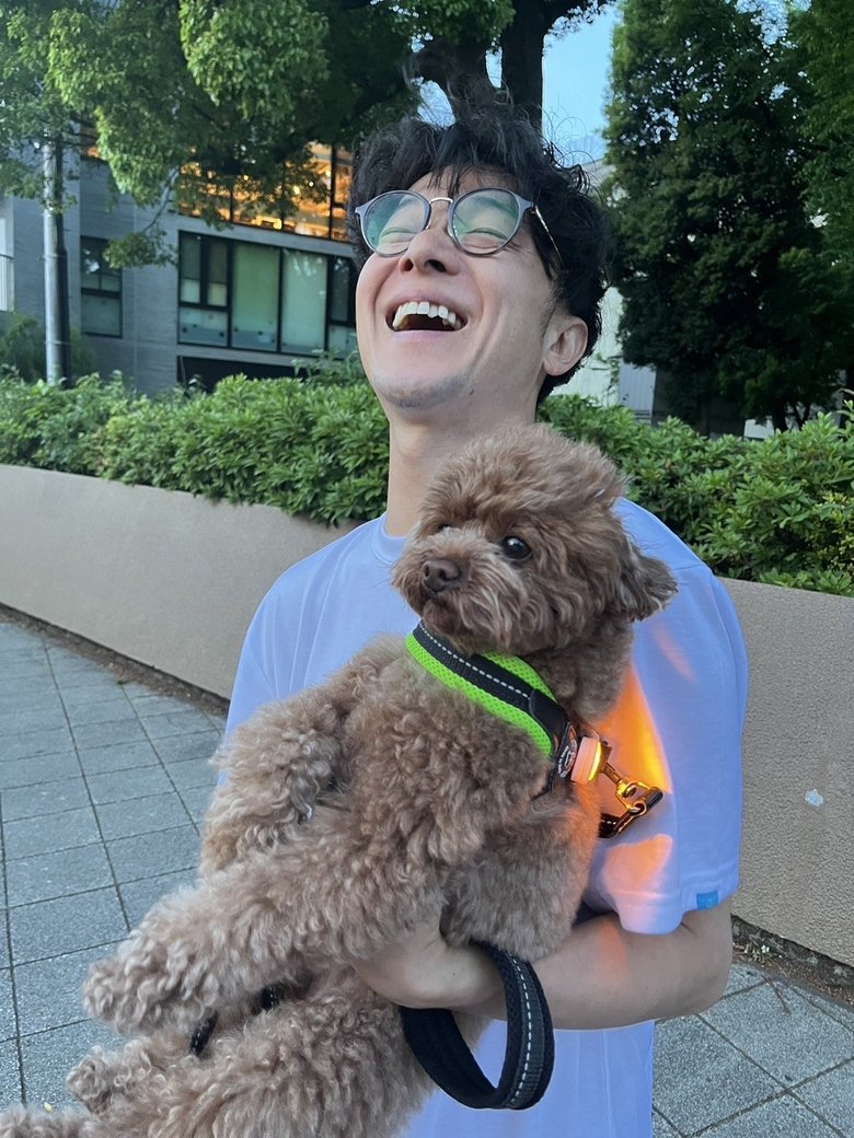 佐藤さんの近影　愛犬コタローと