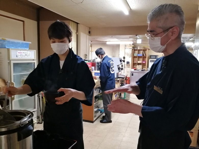 料理の盛りつけ方を教わる様子