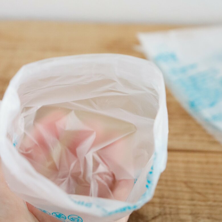 緩衝材の一部を切り開けば、小さなゴミ袋にも