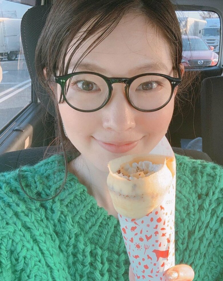 運転の休憩でクレープをゲット！「知的なメガネ姿も素敵」