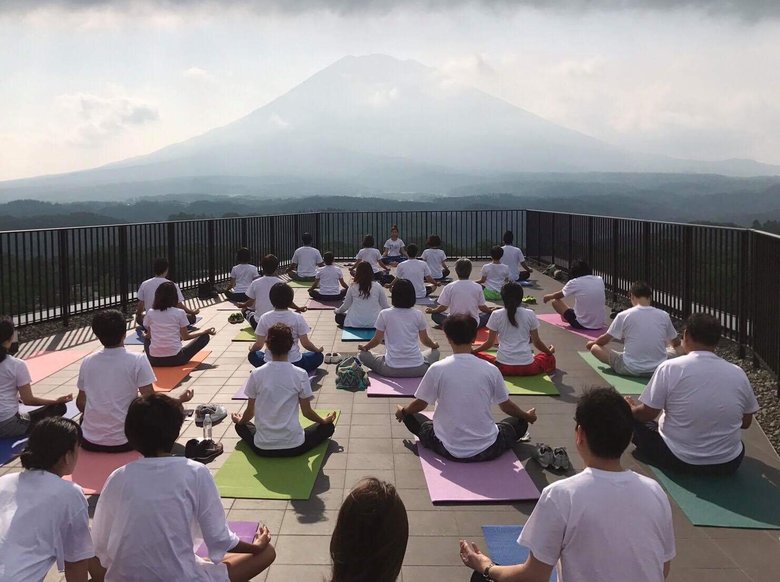 屋外でのヨガレッスンも人気。写真はニセコの羊蹄山を見ながらのヨガレッスン