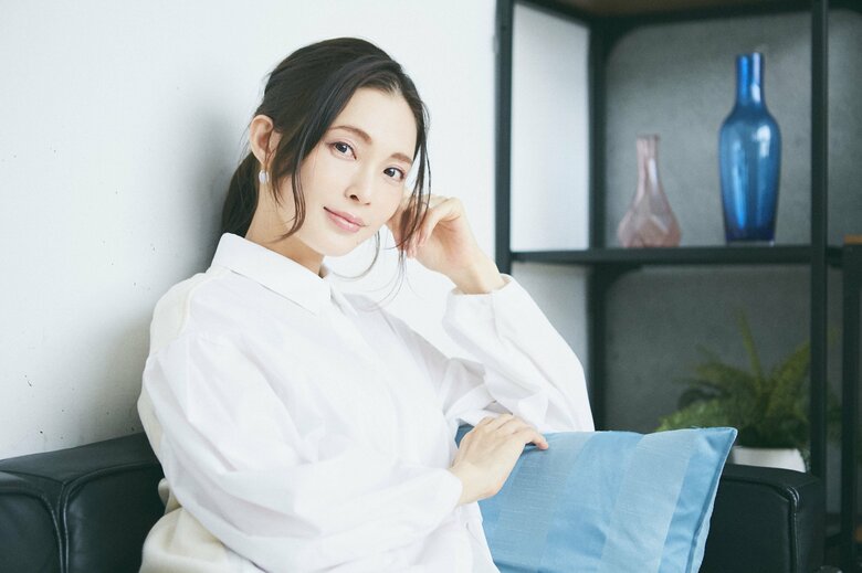 白いシャツワンピースの押切さん