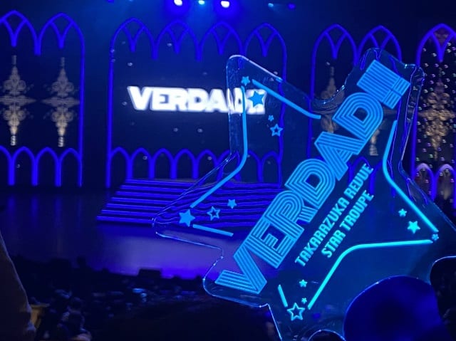 2021年に公演されたショー「VERDAD（ヴェルダッド）!!」のステージとグッズ