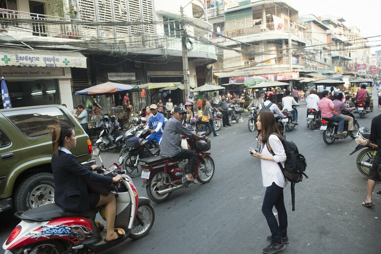 カメラを片手にカンボジアを視察する倉木さん