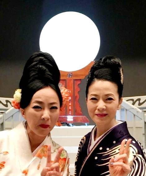 坂本冬休みさん（左）、坂本冬美さん（右）と共に