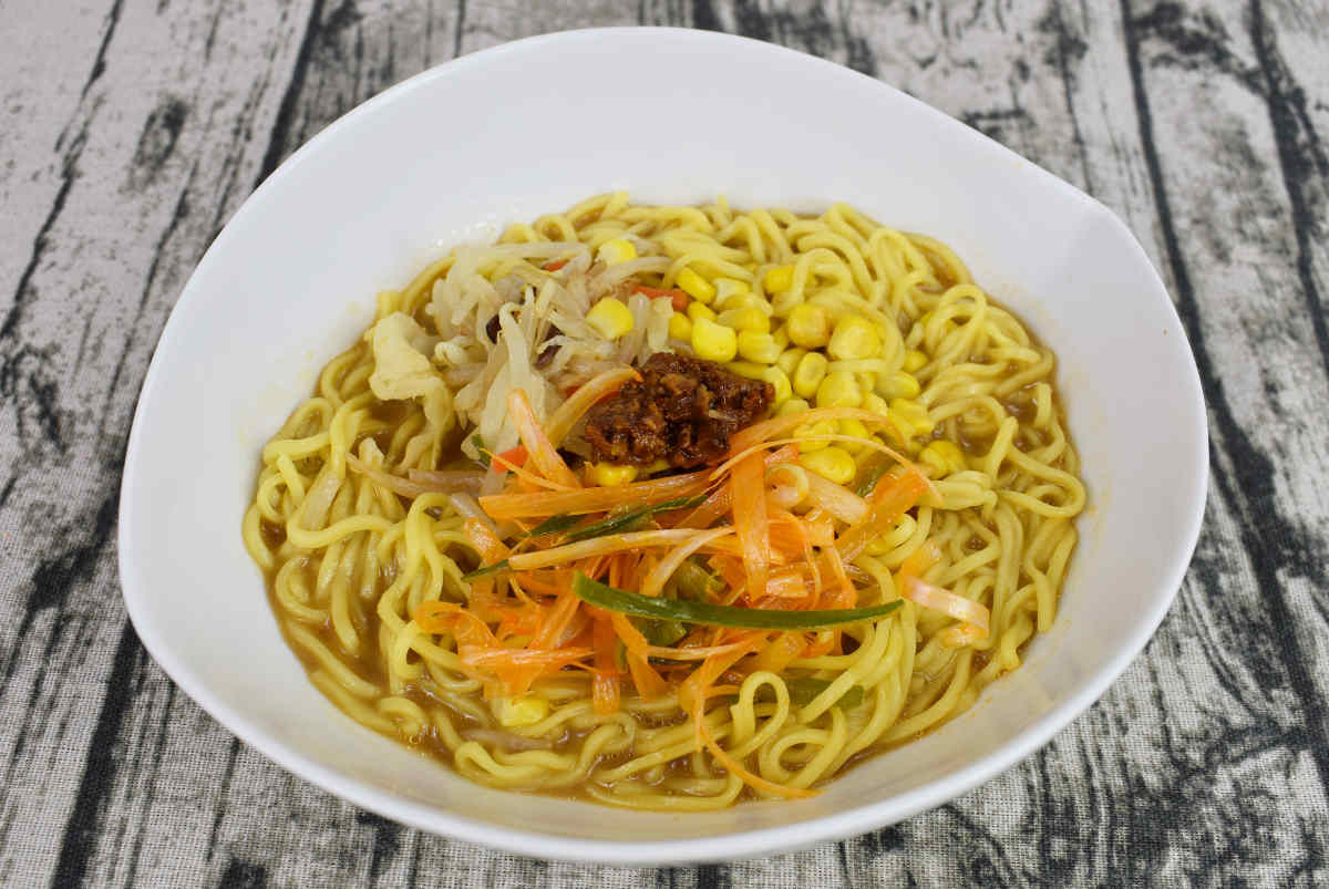 セブンイレブンのおすすめラーメン「シャキシャキねぎ盛り 冷し味噌ラーメン」の実食画像