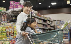 買い物のたびに子供にお菓子を買うのは甘やかしすぎなのか？