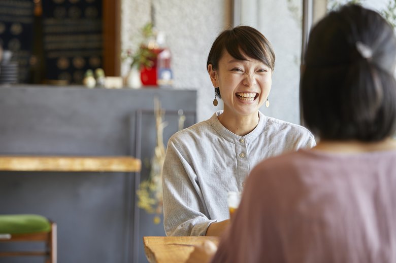 ママ友二人でカフェでお茶している