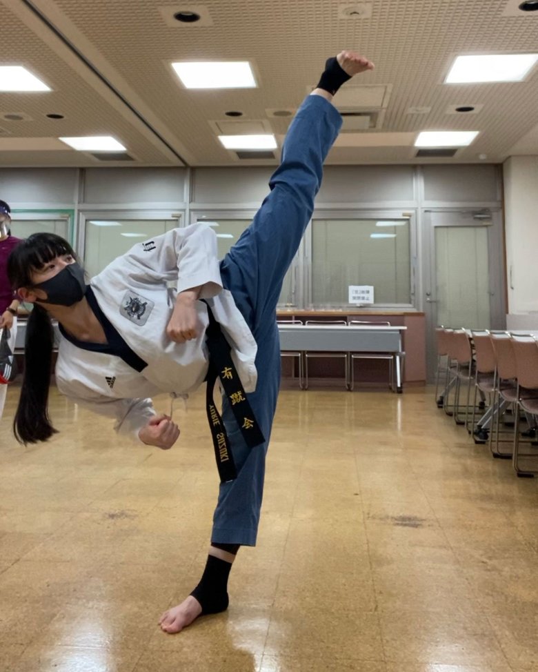 テコンドーでポーズを決める鈴木さん