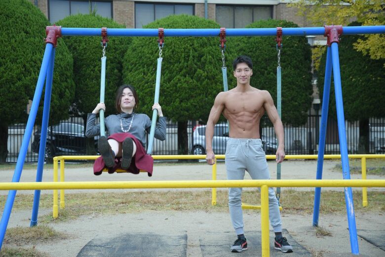 「ブランコをカップルで楽しんでいたのに、突然フロントポーズをするマッチョ」