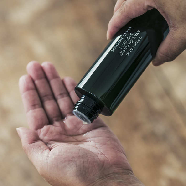 どこまでも空が続く、広大なファームから得られる栄養たっぷりの植物から抽出したエキスが、製品に息づいている。