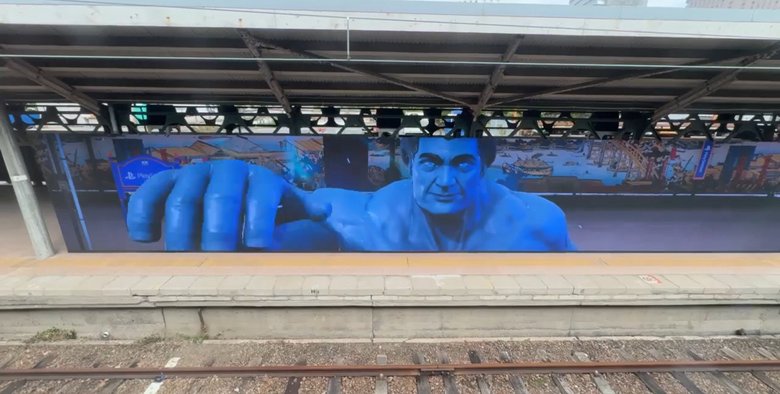 向かい側の2番線の電車が入線するときには、魔人力士が手招きをしたり四股を踏んだりする姿を見て楽しめる