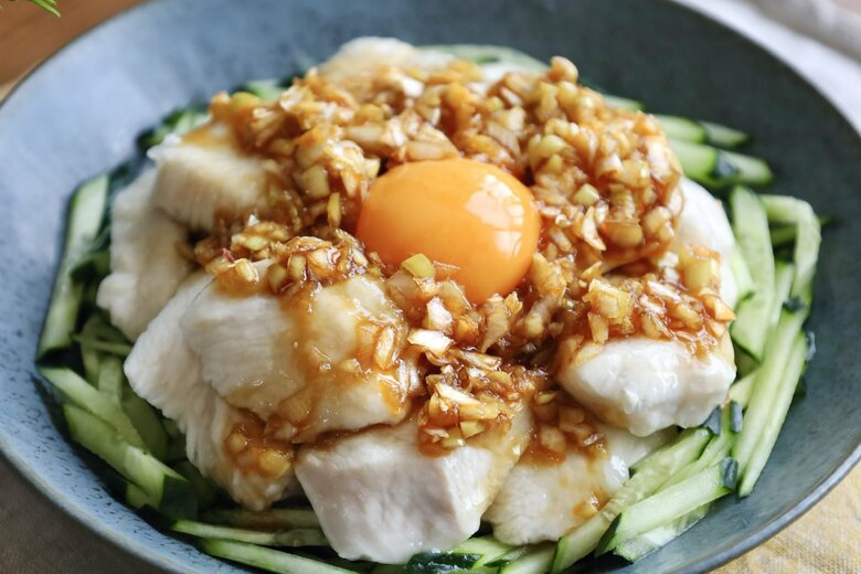 【作り方5】水けをきった鶏肉を皿に盛りつけ、卵黄をのせてたれをまわしかけたら完成