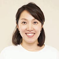 コンビ株式会社 人事室の安藤文香さん。2002年、新卒で入社。営業、経営企画、広報等の部署を経験した後、人事室にて新卒、中途採用、研修業務を担当。「社員一人ひとりが輝く環境をつくれるよう人事としてサポートしていきたい」と日々、仕事に向き合っている。小学5年生の娘を育てるワーキングマザー。